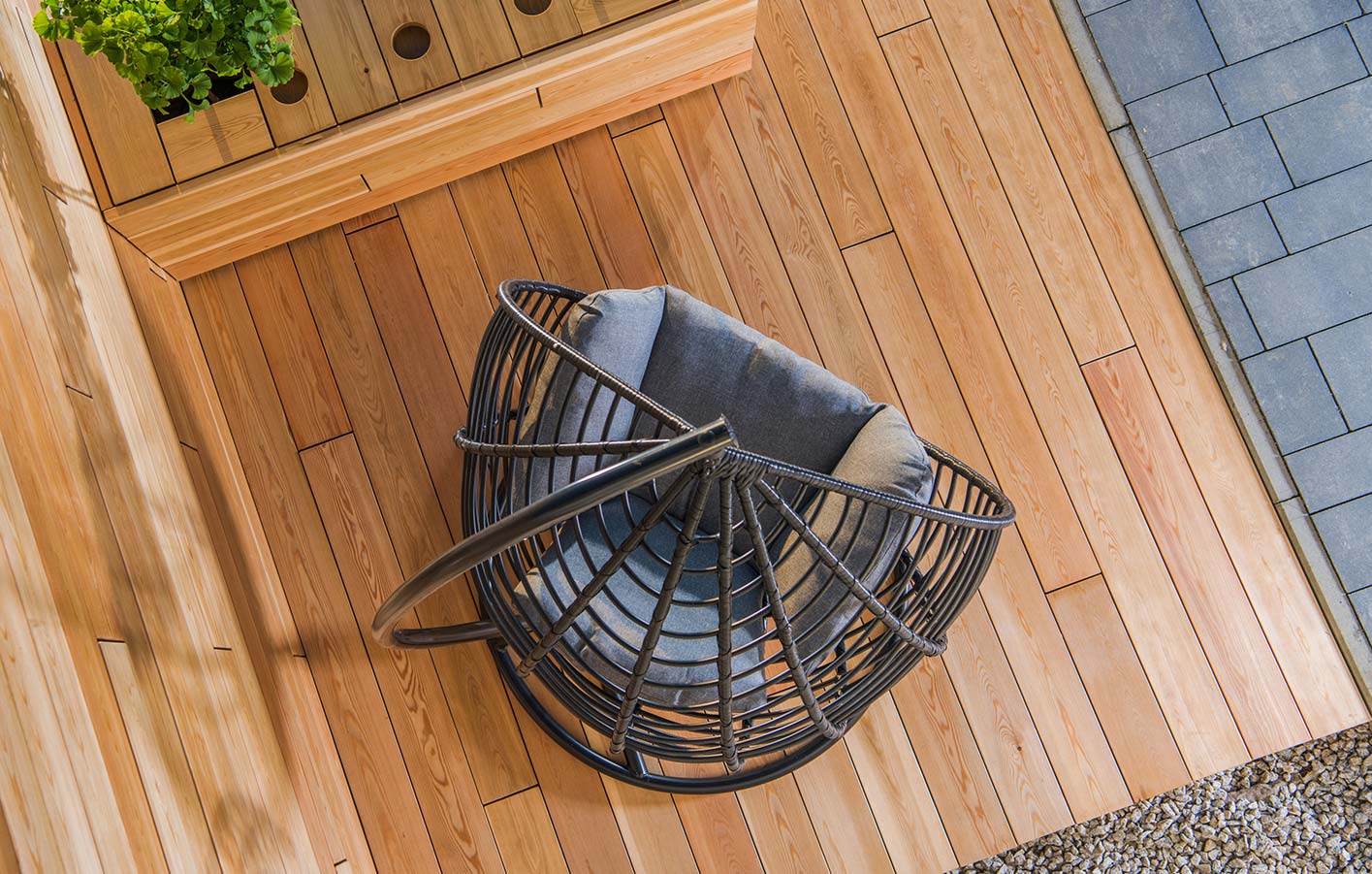 moderne Terrasse mit Holz und Stein kombiniert